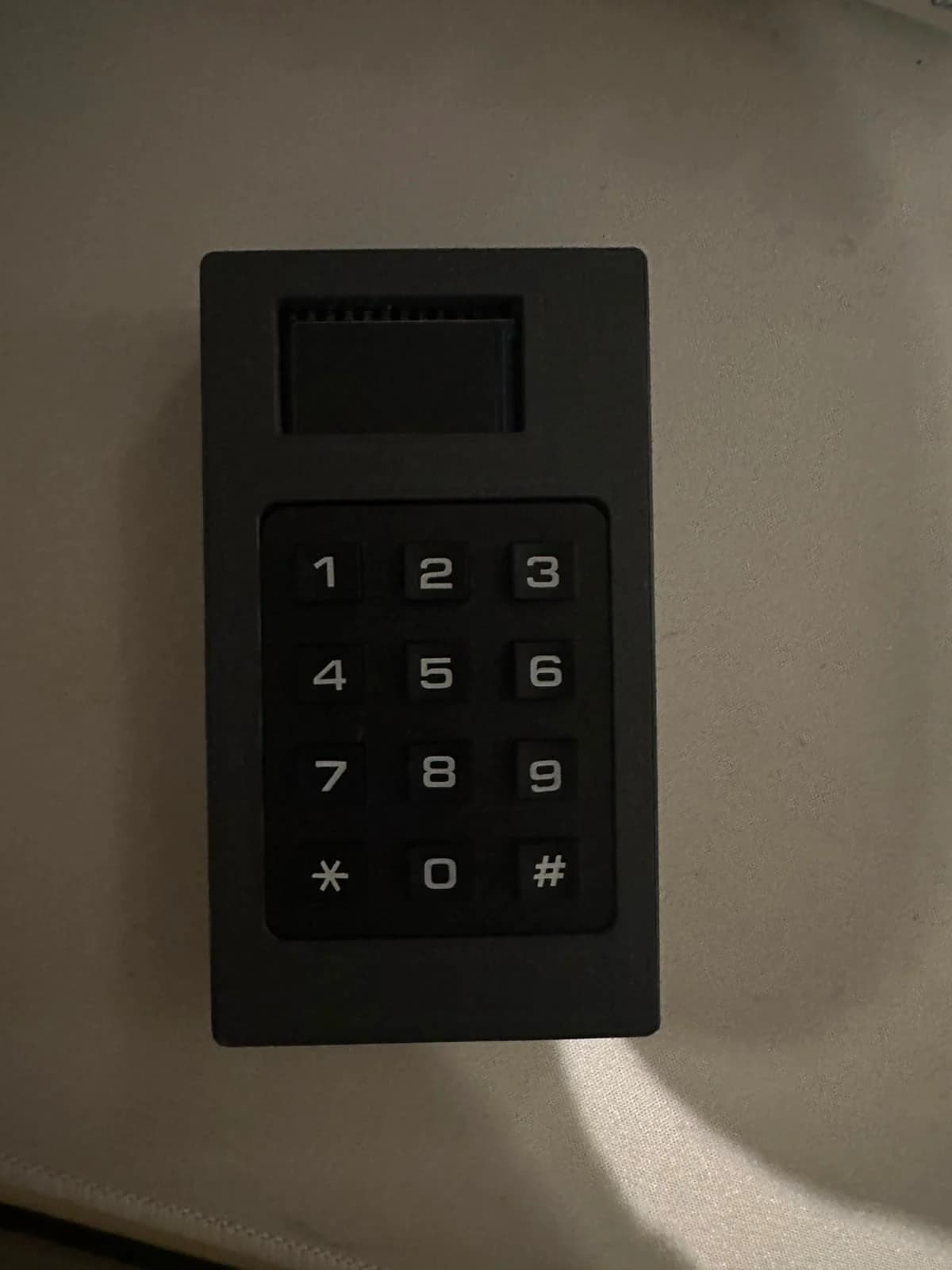 Selbst gebautes EMMA-Gerät mit Display und numerischem Tastenfeld