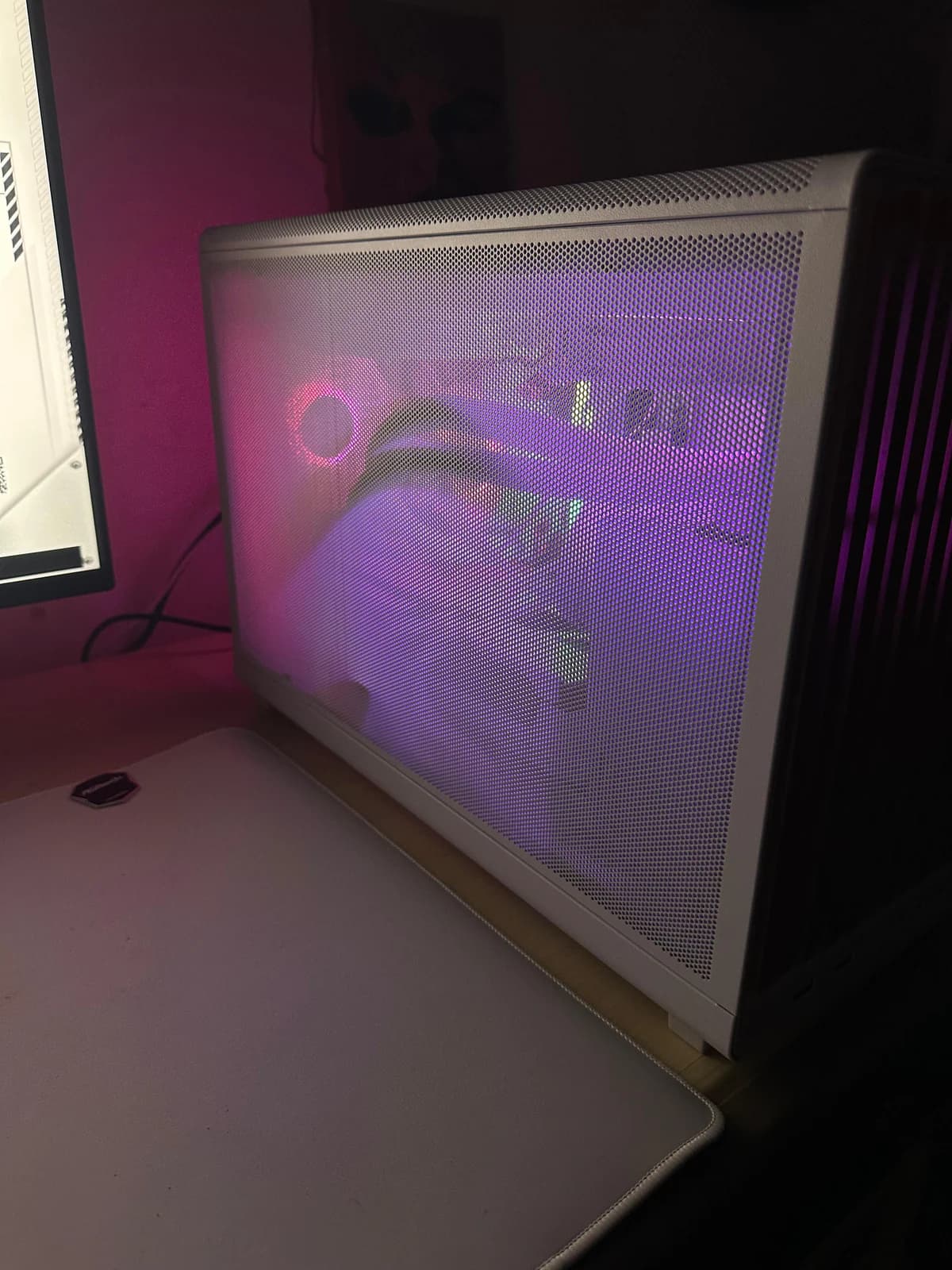 Selbst gebauter weisser Desktop-PC mit farbiger Innenbeleuchtung