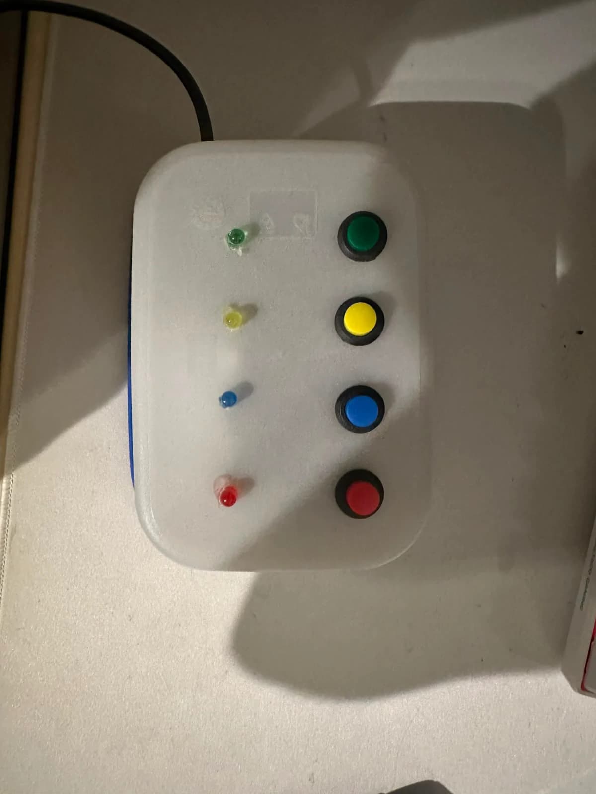 Selbst gebautes Simon-Says-Spiel mit vier farbigen Tasten und LEDs
