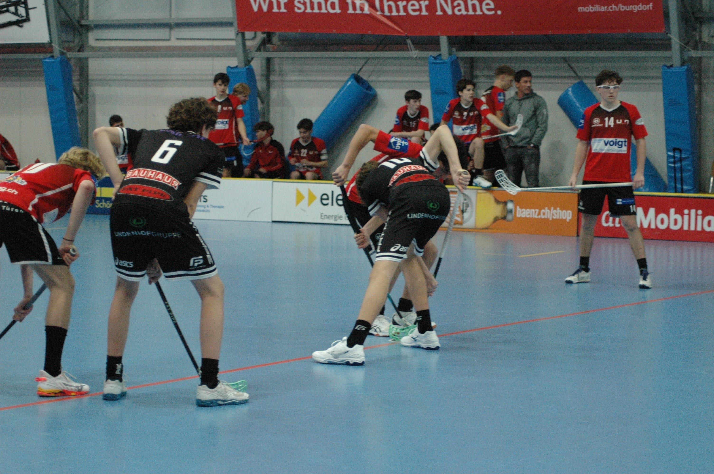 Unihockey-Spielszene beim Bully